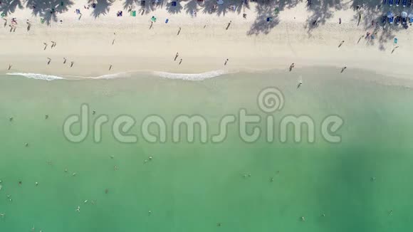 在泰国普吉岛的海滩上人们可以从高角度观看游泳和放松视频的预览图