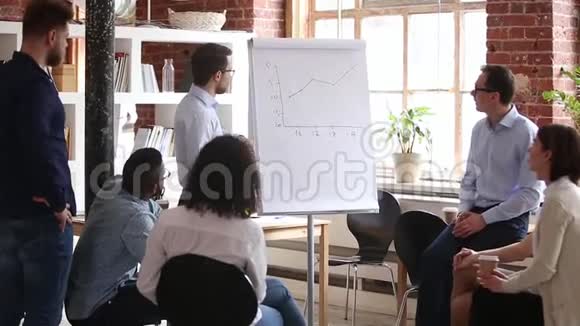 自信的演讲者教练在会议上在白板上展示公司形象视频的预览图