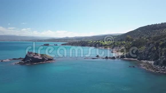 阳光明媚的一天靠近塞浦路斯海岸线的地中海绿松石水视频的预览图