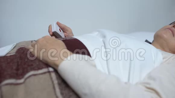 病床上虚弱的妇女按按钮吃药止痛视频的预览图