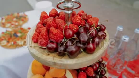 在弗里克托夫全景的展台上摆放草莓和樱桃视频的预览图