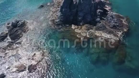 地中海绿松石水中的神奇岩石鸟瞰直升机在山顶附近飞行视频的预览图