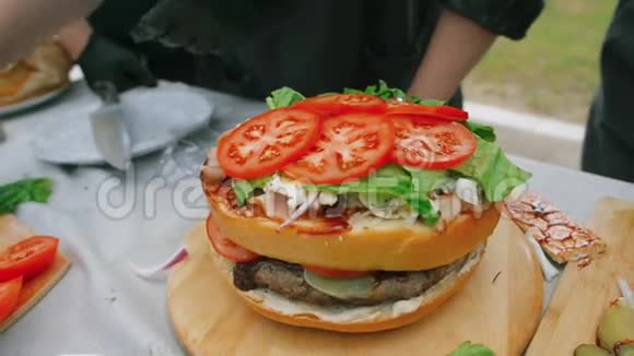 用双层面包做一个多汁的大汉堡视频的预览图