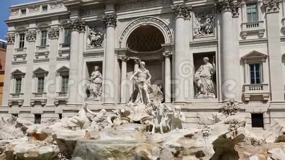 意大利罗马阳光明媚的一天特雷维喷泉罗马著名的旅游胜地视频的预览图