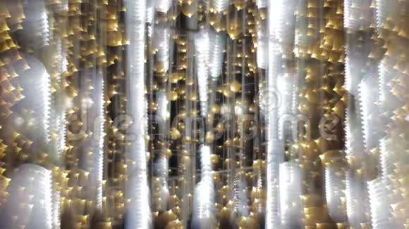 在新年或圣诞喷泉中五颜六色的运行灯黄白夜照明视频的预览图