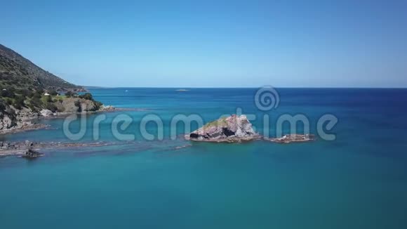 无人驾驶飞机在靠近海岸的地中海水域中飞过美丽的岩石俯视视频的预览图