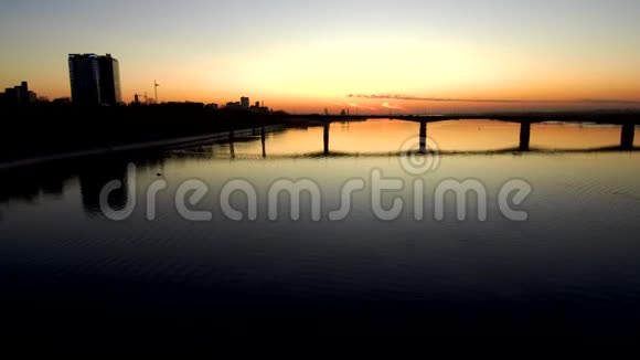 夕阳西下桥上一道宽阔的河面上的鸟瞰美景夕阳映照在water4kCopy的空间里视频的预览图