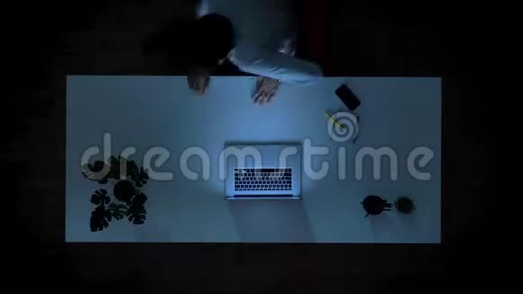 顶级射击时光流逝办公室生活工作专注的人使用笔记本电脑喝咖啡在室内木制地板上闲逛视频的预览图