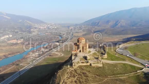 4k无人驾驶飞机观Mtskheta格鲁吉亚与斯维蒂茨霍维利大教堂四处观光天际线视频的预览图
