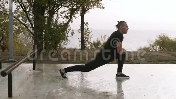 适合男人在户外做伸展运动年轻的男性运动员伸展运动准备跑步有吸引力的成年人视频的预览图