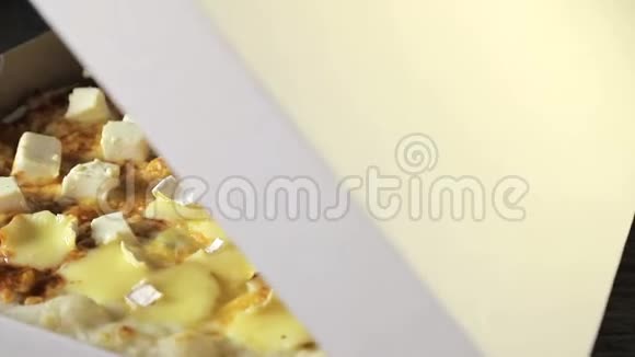 披萨到原来的四个奶酪计划这是在包装旋转自己视频的预览图