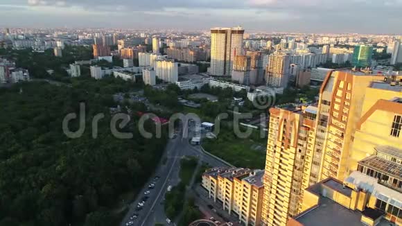 从一座高大建筑的高度看风景视频的预览图