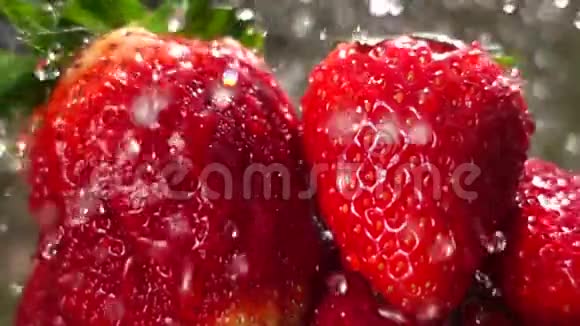 甜草莓和水慢动作视频的预览图