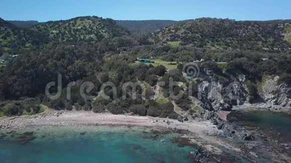 夏天Drone正从海上飞往塞浦路斯海岸视频的预览图