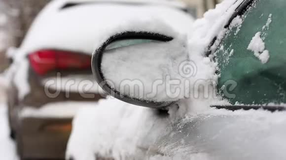 交通冬天天气人们的概念人从车上用刷子清洁雪在客厅区重点视频的预览图