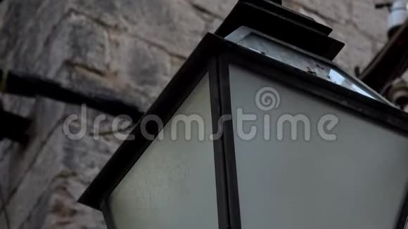 4K克罗地亚杜布罗夫尼克老城一盏灯的细节立面上的旧灯视频的预览图