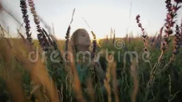 花田里的小女孩孩子躲在田野的花朵后面视频的预览图