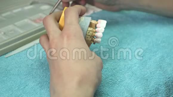 人类下巴的牙科准备模型视频的预览图
