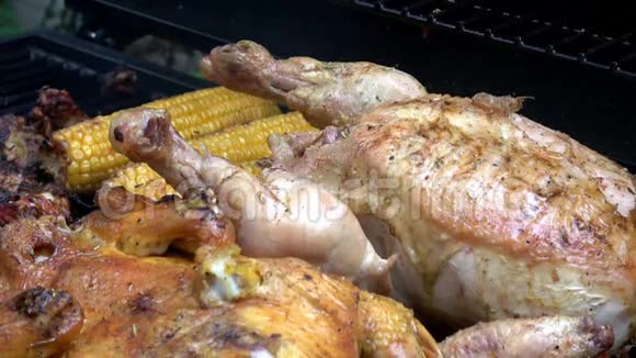 4K烧烤架上烤鸡有玉米芯和更多的肉视频的预览图