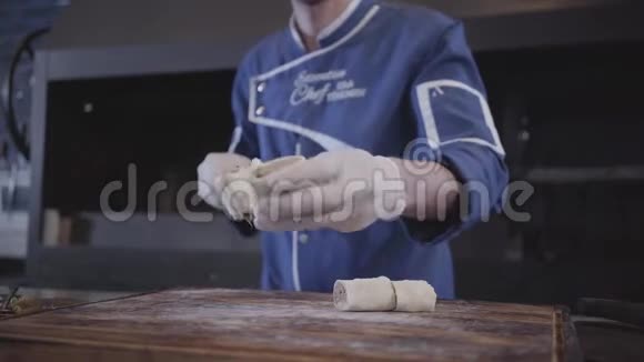 在现代土耳其餐馆里穿着蓝色厨师制服的成功男人烹制了卢拉串肉把烤串烤串包起来视频的预览图