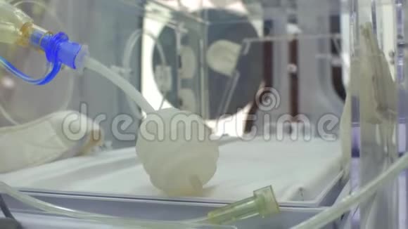 一名早产儿在急救车里的孵化器准备运送新生婴儿的强化治疗机视频的预览图