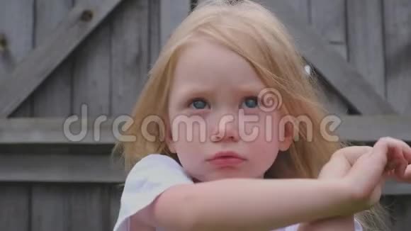 一个悲伤的小女孩的特写镜头视频的预览图