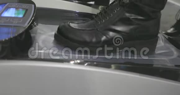 自动鞋套穿上2视频的预览图