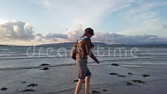 日落时分女士沿着海滩奔跑视频的预览图