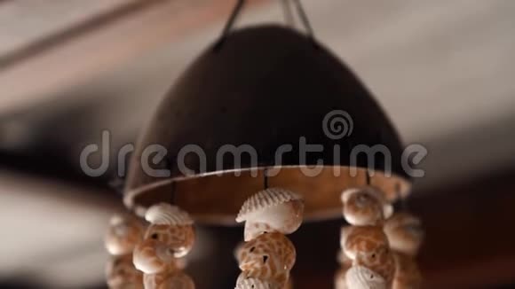 漂亮的结婚戒指挂在贝壳做成的吊灯上视频的预览图