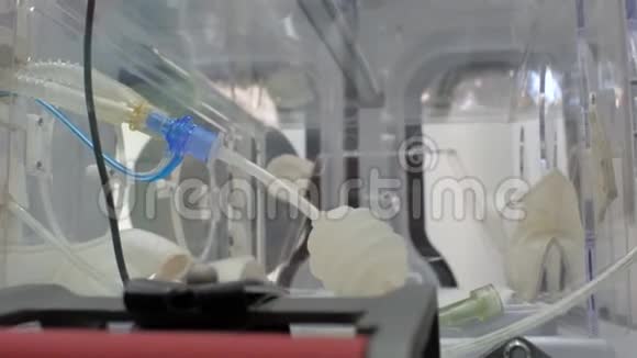一名早产儿在急救车里的孵化器准备运送新生婴儿的强化治疗机视频的预览图