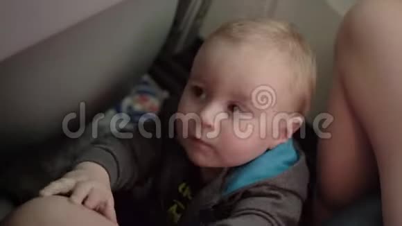 飞机飞行时小男孩坐在地板上视频的预览图