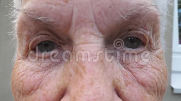 老奶奶满脸皱纹表情惊讶地看着镜头成熟女性肖像视频的预览图