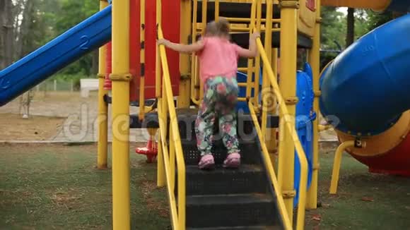 一个小女孩在公园里骑山视频的预览图