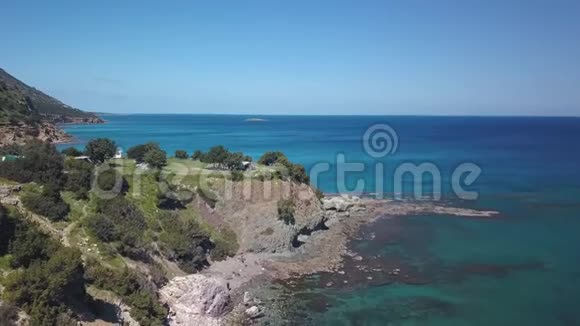 地中海附近海岸悬崖旅游营地鸟瞰视频的预览图