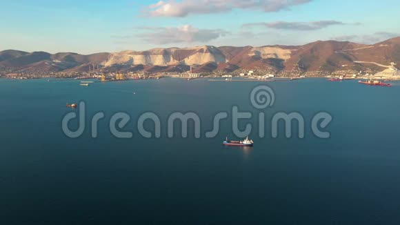 海上贸易港口海湾交通城市海洋和山脉的空中景观视频的预览图