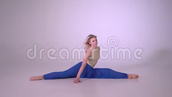 一个金发女孩在慢动作中做体操动作视频的预览图