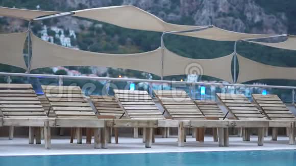 在山景中游泳池附近有免费木制躺椅动作缓慢视频的预览图