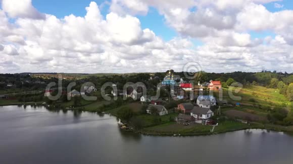 在湖边的一座山上鸟瞰美丽的村庄景观把摄像机移到主题上视频的预览图