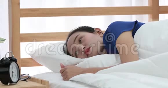 美丽的亚洲女人不肯醒来躺在床上视频的预览图