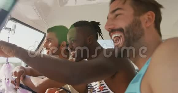 三个快乐的成年男性朋友坐在露营车4k前视频的预览图