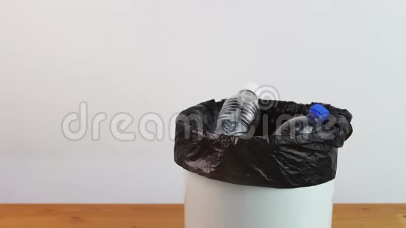 手抛空塑料水瓶进入回收仓环保零浪费概念视频的预览图
