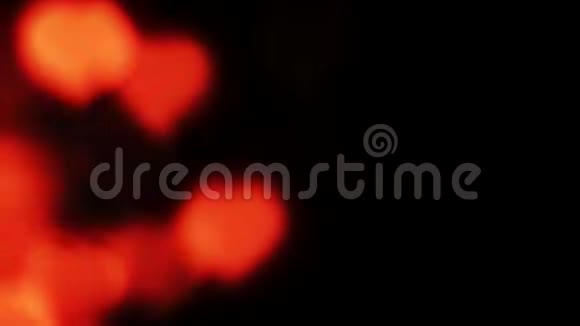 红色的心背景模糊的橙色光芒视频的预览图