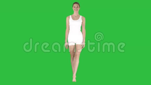 女士穿着白色运动内衣在绿色屏幕上微笑Chroma键视频的预览图