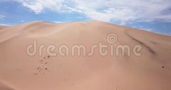 鸟瞰蒙古戈壁沙漠的Khongor沙丘视频的预览图