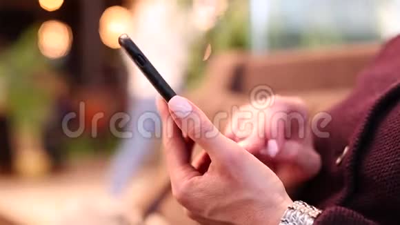 一个女孩手正在智能手机屏幕上键入一条移动信息特写有美甲触摸屏的女孩手指视频的预览图