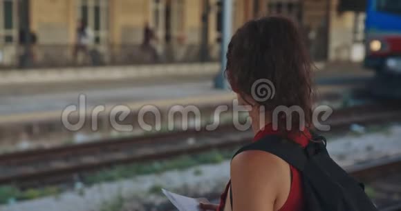 火车站上漂亮的女士视频的预览图