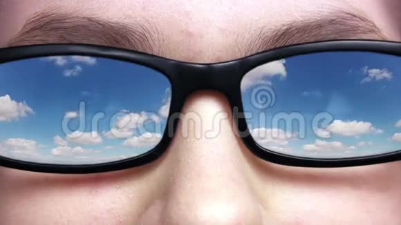 天空反射在眼镜里视频的预览图