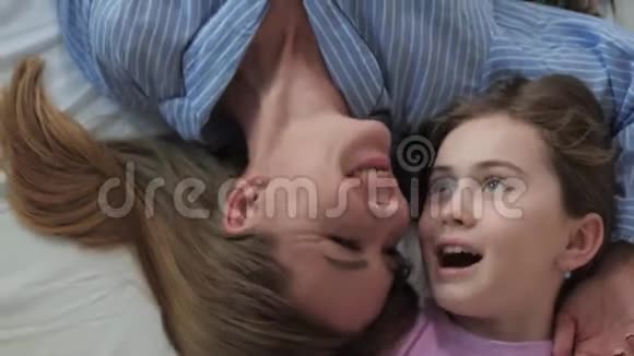妈妈和女儿躺在床上说话视频的预览图