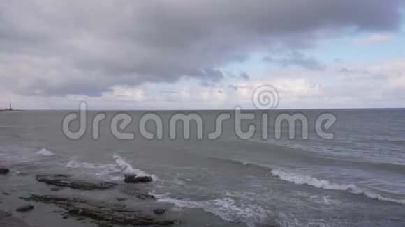 壮观的海岸线风景波浪在多风的日子落在海岸上视频的预览图