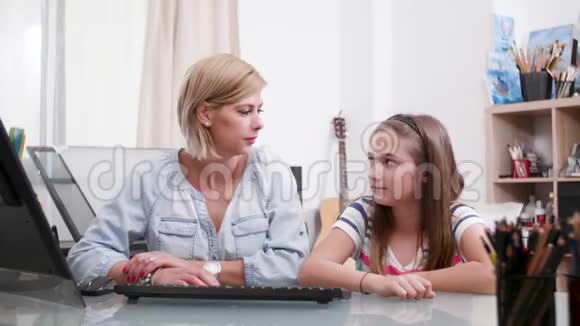 年轻漂亮的女人看着她的女儿对她微笑视频的预览图